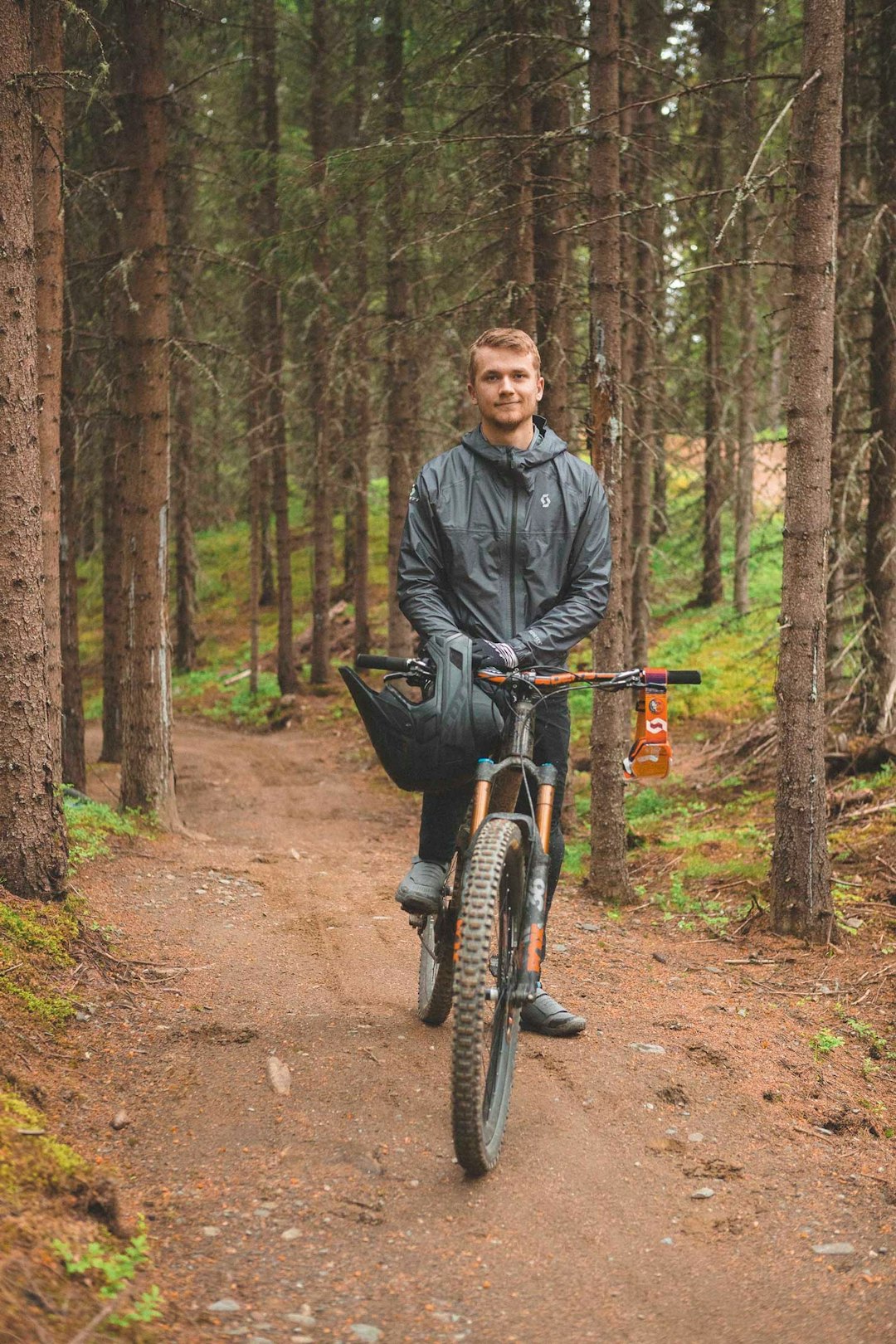 UTFORSYKLISTEN: Det kryr ikke av anlegg hvor utforsyklister kan trene. Simen Smestad setter stor pris på tilbudet i Hafjell Bike Park.