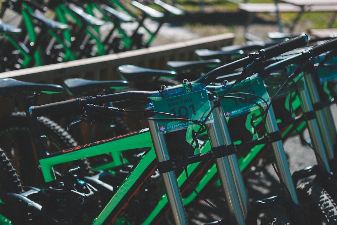 TRYGT VALG: Om du ikke har egen utforsykkel, kan det være greit å leie en i anlegget. Det sparer din egen sykkel for slitasje, og kroppen for litt juling. TRYGT VALG: Om du ikke har egen utforsykkel, kan det være greit å leie en i anlegget. Det sparer din egen sykkel for slitasje, og kroppen for litt juling.