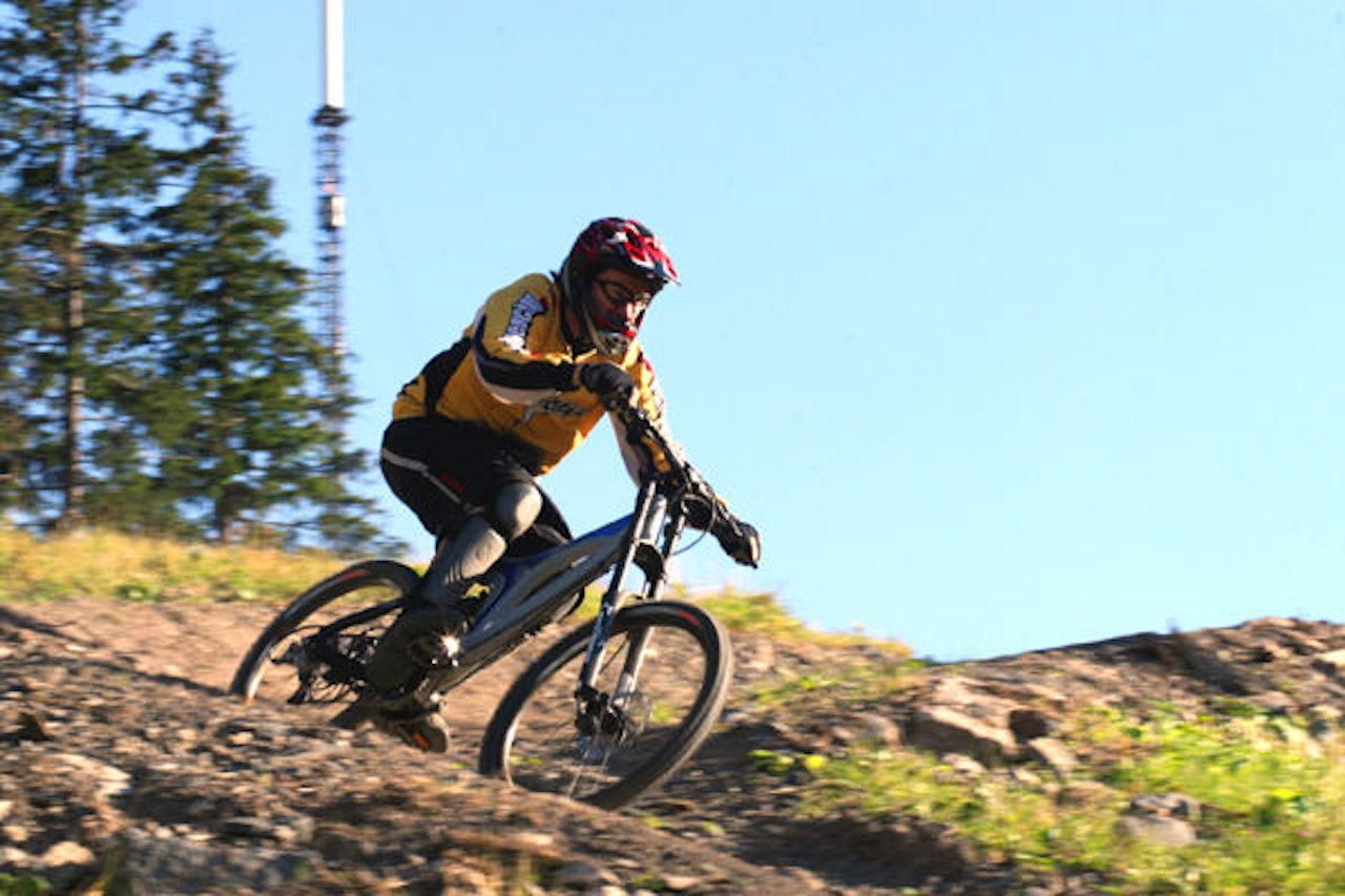 Erik Whist tester doserte svinger en klar augustdag. Erik Whist tester doserte svinger en klar augustdag.