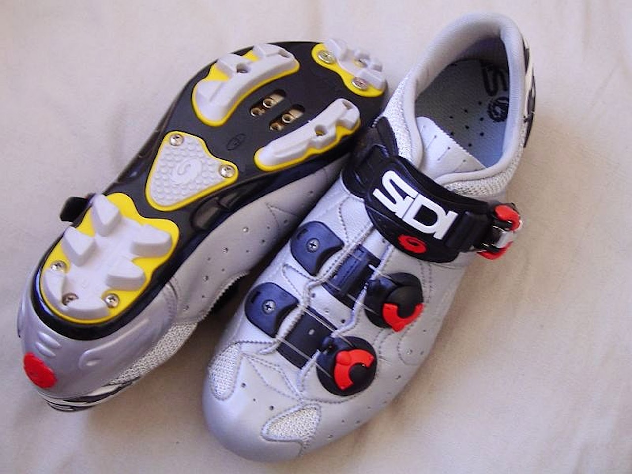 Shiny: Sidi Action SRS er ingen diskret sko, men italienerne produserer den selvsagt også i knallrødt dersom du skulle føle for det. Pris: 1.899 kroner. Shiny: Sidi Action SRS er ingen diskret sko, men italienerne produserer den selvsagt også i knallrødt dersom du skulle føle for det. Pris: 1.899 kroner.