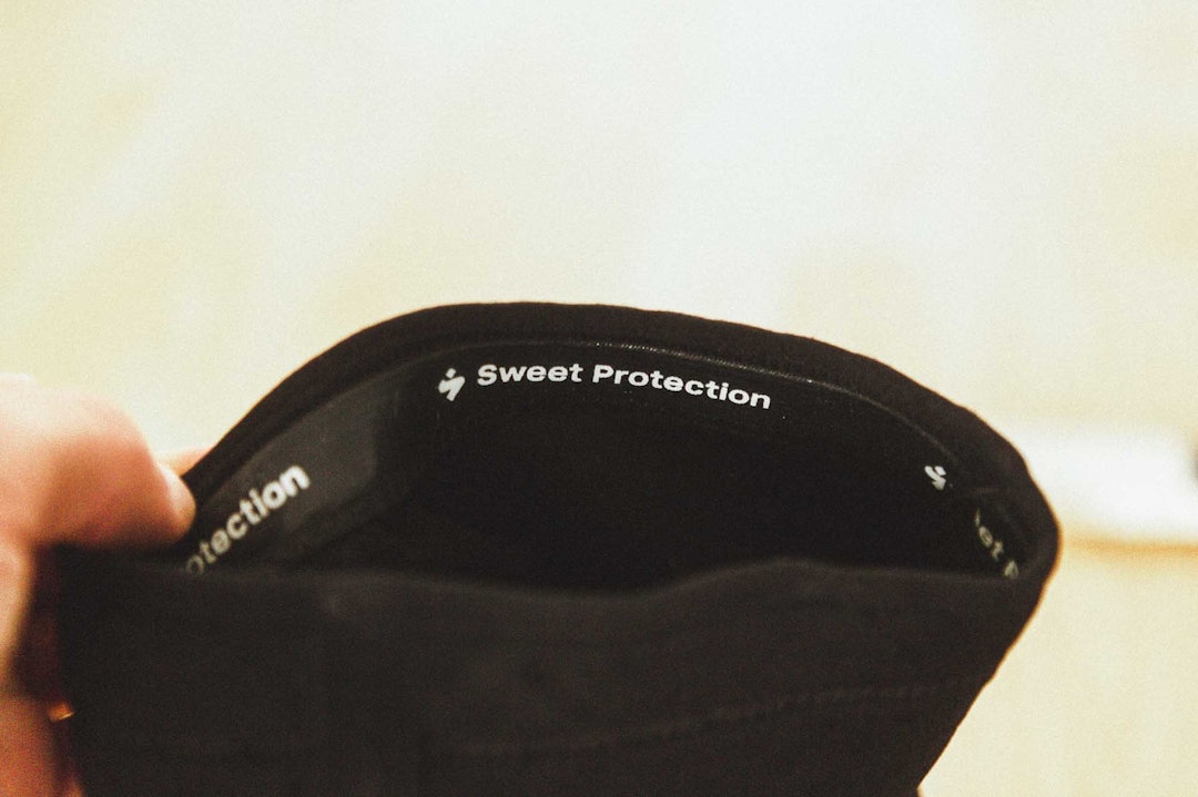 SILIKON: Silikonstriper på innsiden gjør at knebeskytterne ikke sklir nevneverdig. Foto: Kristoffer H. Kippernes. test knebeskyttere sweet sykling