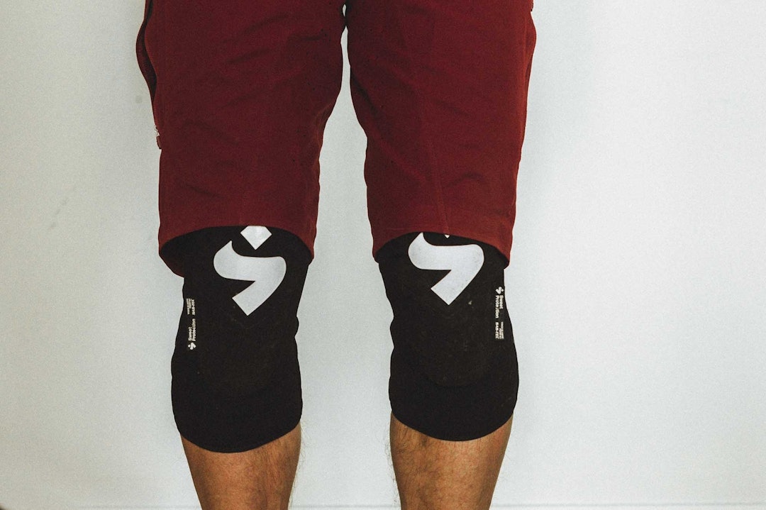 SLANKE: Knebeskytterne fra Sweet er minimalistiske. Foto: Kristoffer H. Kippernes test knebeskytter sykling sweet