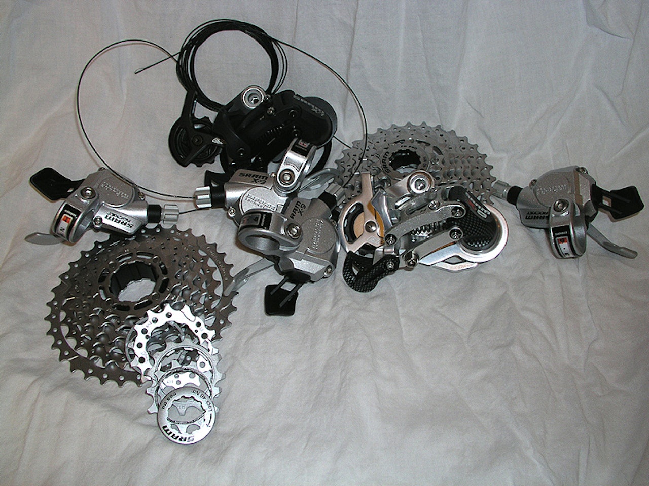 Et knippe av SRAMs bidrag til sykkelgir i 2004. sram sykkelgir