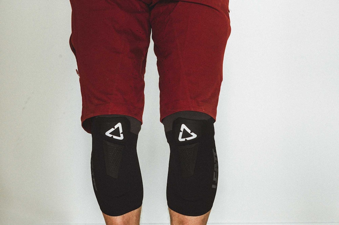 STRØMPER: Leatt AirFlex Hybrid har en passform som gjør at de ikke sklir mye ned. Foto: Kristoffer H. Kippernes test knebeskytter sykling leatt airflex hybrid