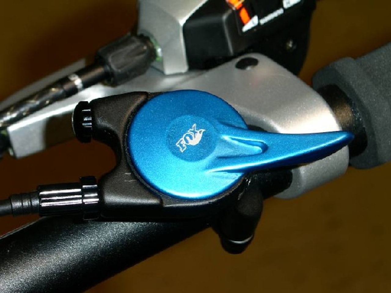 Fox fjernstyrt boinglås med to innganger: En til gaffelen og en til en eventuell bakdemper. Fox fjernstyrt boinglås med to innganger: En til gaffelen og en til en eventuell bakdemper.