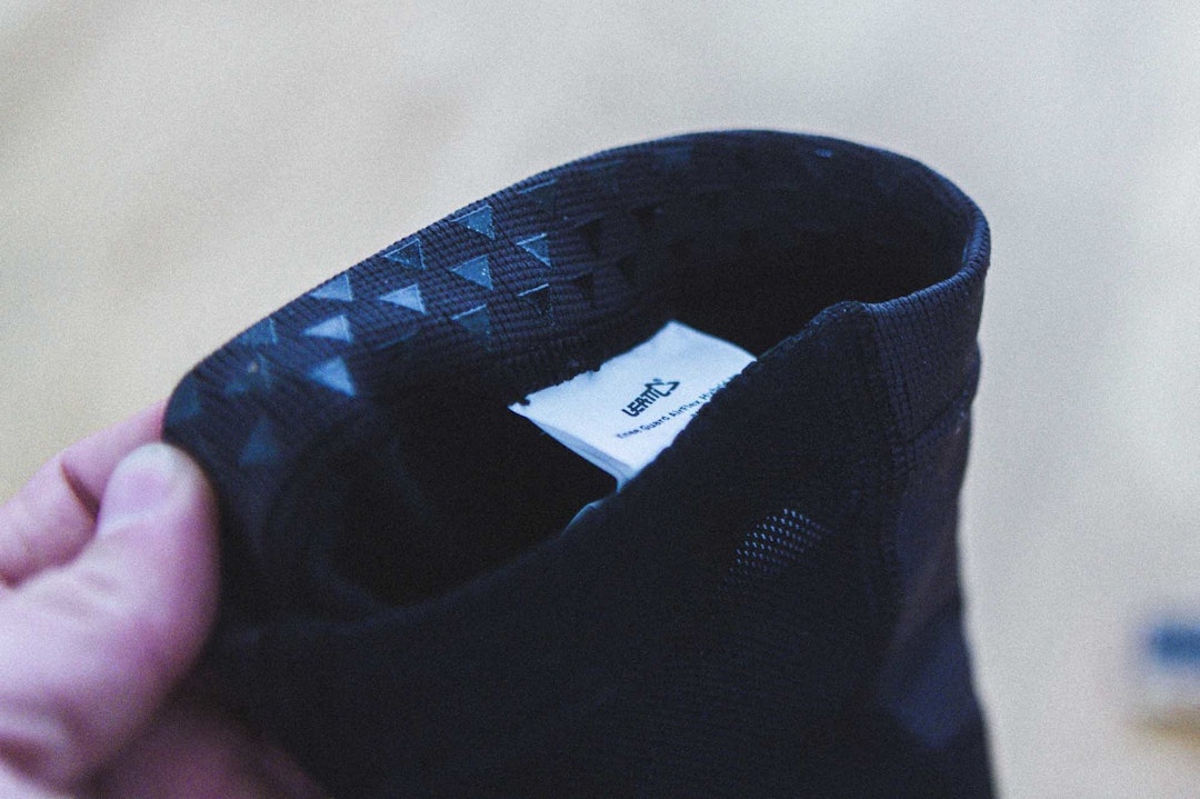 PILER: Små trekanter i sillikon hjelper til med å holde knebeskytteren på plass. Foto: Kristoffer H. Kippernes test knebeskytter sykling leatt airflex hybrid