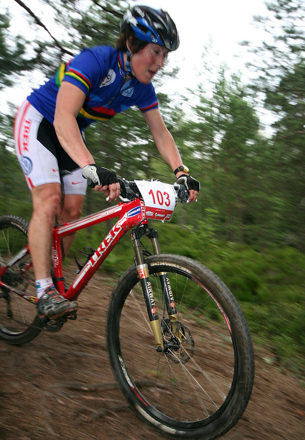 Gjertrud Bøe har sikret seg enda et år i den blå regnbuetrøya. Her avbildet under NM i Svelvik der hun kom på fjerdeplass i eliteklassen. Gjertrud Bøe har sikret seg enda et år i den blå regnbuetrøya. Her avbildet under NM i Svelvik der hun kom på fjerdeplass i eliteklassen.