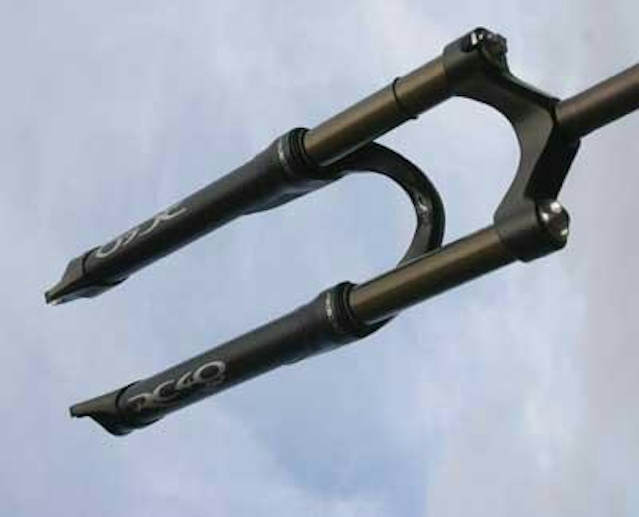 RC40XCFR: Helt ny gaffel for stifolket, med bøylen bak, og navnet skrevet i fremdeles moteriktig tribal-stil.    Foto: Singletrackworld RC40XCFR: Helt ny gaffel for stifolket, med bøylen bak, og navnet skrevet i fremdeles moteriktig tribal-stil.    Foto: Singletrackworld