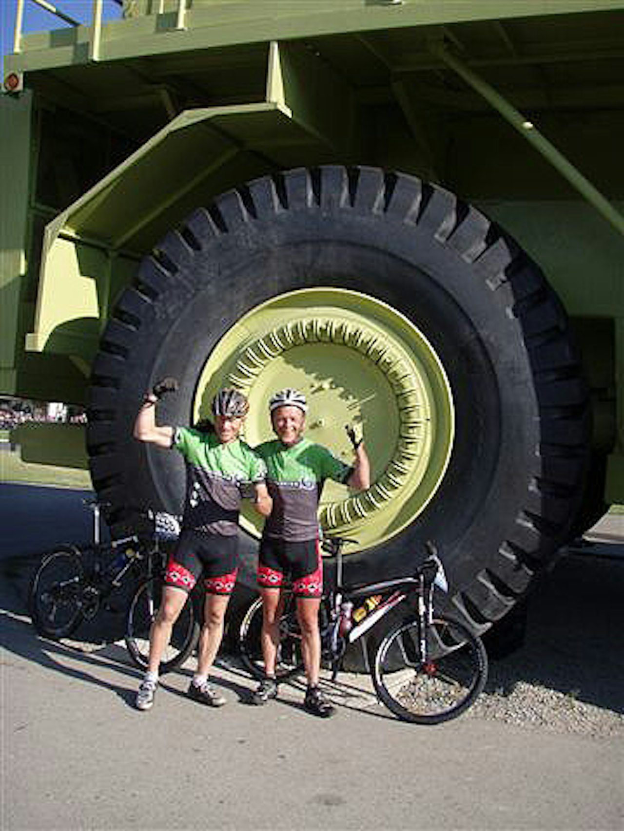 Team Centra viser fornøyd frem ledertrøyene foran verdens største lastebil i Sparwood, BC Team Centra viser fornøyd frem ledertrøyene foran verdens største lastebil i Sparwood, BC