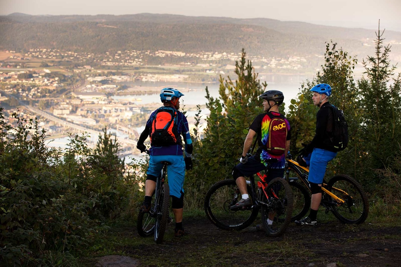 Jostein Børresen, Bård Sturla Stokke og Stian Rånes får et lite overblikk over Drammen sentrum, før det bærer videre på morsomme stier på Konnerud. / Stisykling i Norge Jostein Børresen, Bård Sturla Stokke og Stian Rånes får et lite overblikk over Drammen sentrum, før det bærer videre på morsomme stier på Konnerud. / Stisykling i Norge