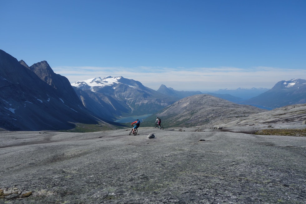 SVABERGDRØMMEN: Ser du den lille avrunde toppen langt der borte? Det er i overkant av 1 mil unna og det er der nedsyklingen virkelig starter - i overkant av 1000 meter ned til fjorden! svabergsykling i Narvik, nord norge, stisykling