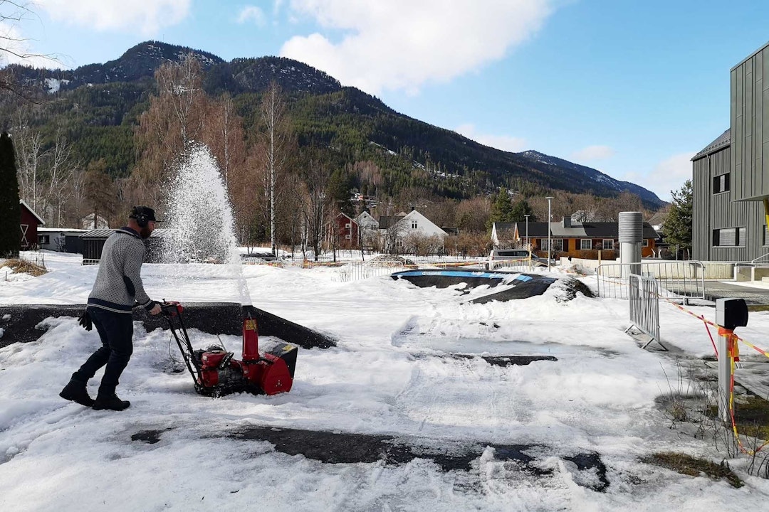 SNØFRITT? Pumptracken i Nesbyen er snart snøfri, takket være maskinell innsats. pumptrack nesbyen snøfreser