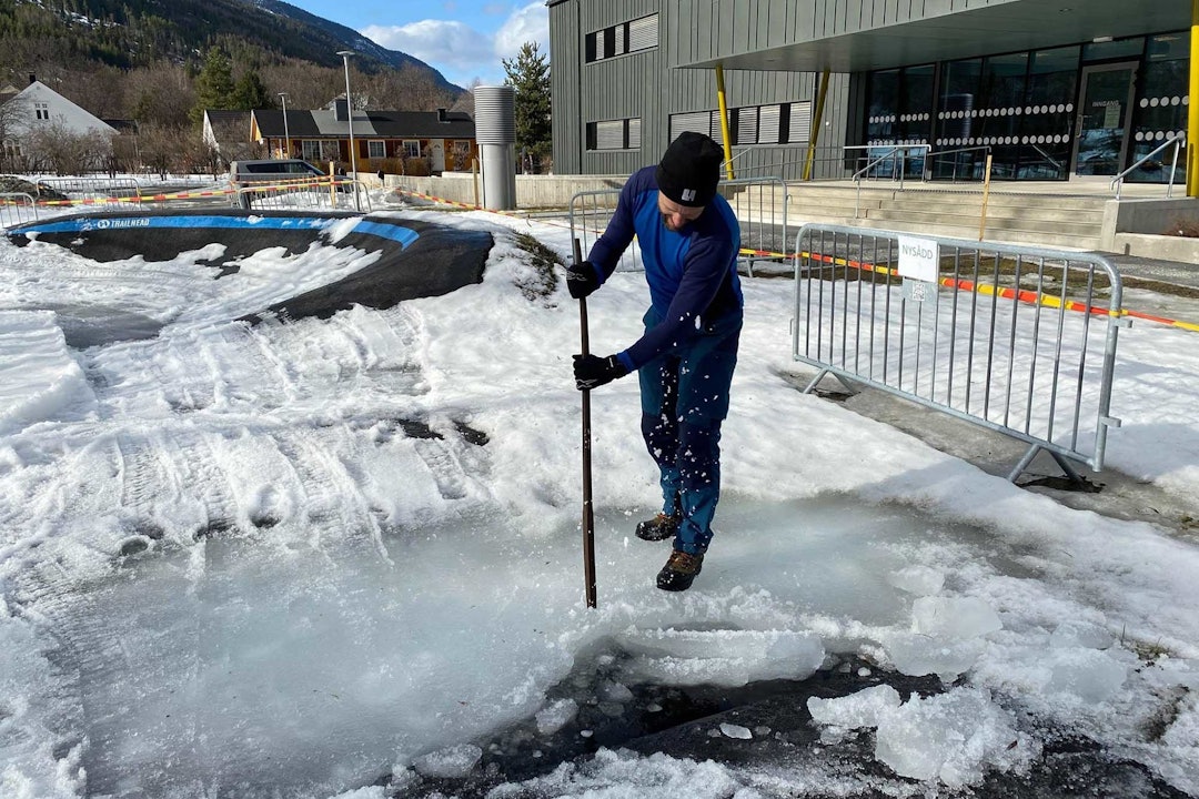 ISLAGT PUMPTRACK: Noe arbeid gjenstår, men snø- og issmeltinga får fart på seg i Nesbyen. Foto: Trailhead Nesbyen. pumptrack nesbyen snøfreser