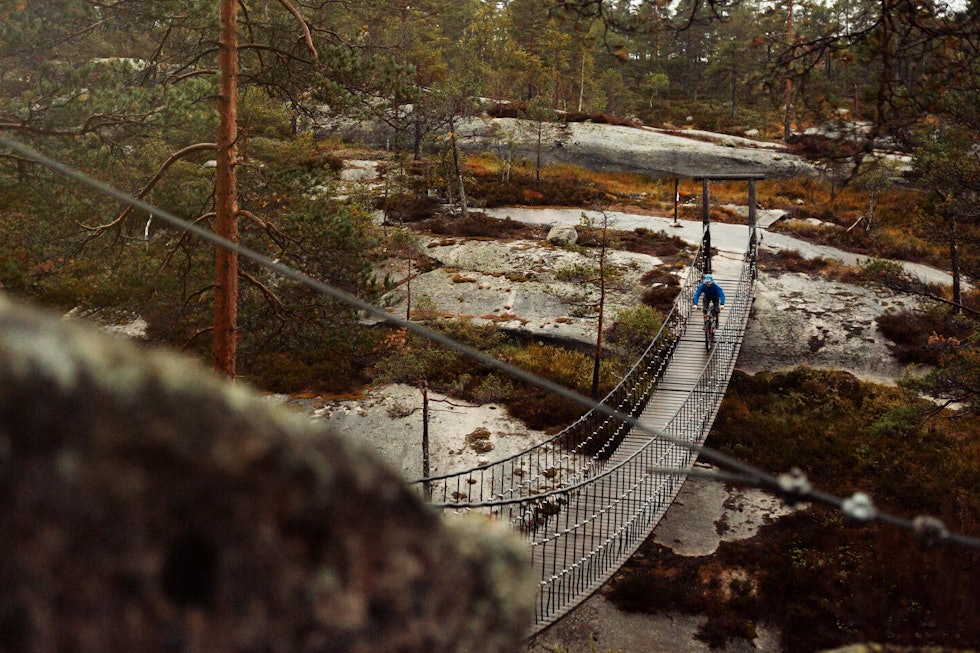 INTRO: Hengebrua du krysser for å komme inn til teltleiren som er Canvas Hotel, kan få det til å krible i magen hos de fleste. INTRO: Hengebrua du krysser for å komme inn til teltleiren som er Canvas Hotel, kan få det til å krible i magen hos de fleste.