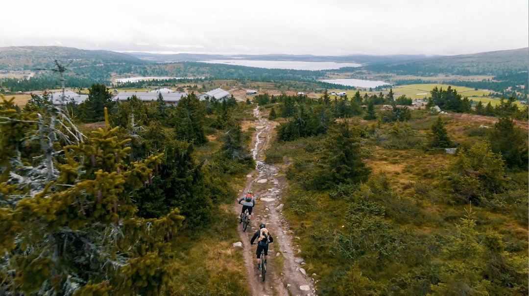 LETT TILGJENGELIG HØYFJELL: Ta heisen opp og tråkk noen små høydemeter opp til Mosetertoppen, så åpner mulighetene seg. Hva med en varm kopp kakao på Pellestova (i bakgrunnen) mellom tråkkene? Bilde: Magnus Roaldset Furset LETT TILGJENGELIG HØYFJELL: Ta heisen opp og tråkk noen små høydemeter opp til Mosetertoppen, så åpner mulighetene seg. Hva med en varm kopp kakao på Pellestova (i bakgrunnen) mellom tråkkene? Bilde: Magnus Roaldset Furset
