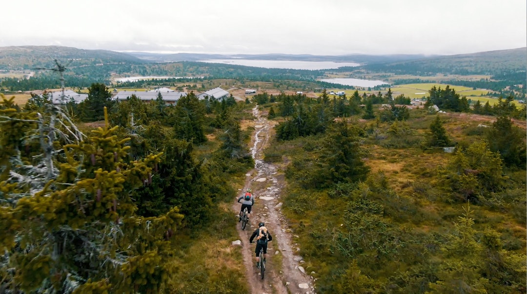 LETT TILGJENGELIG HØYFJELL: Ta heisen opp og tråkk noen små høydemeter opp til Mosetertoppen, så åpner mulighetene seg. Hva med en varm kopp kakao på Pellestova (i bakgrunnen) mellom tråkkene? Bilde: Magnus Roaldset Furset