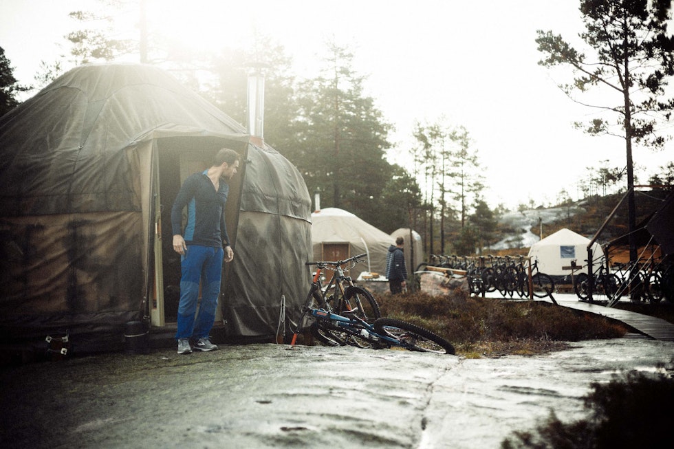 OPP OG STÅ: Gradvis våkner leiren til liv i morgensola. OPP OG STÅ: Gradvis våkner leiren til liv i morgensola.