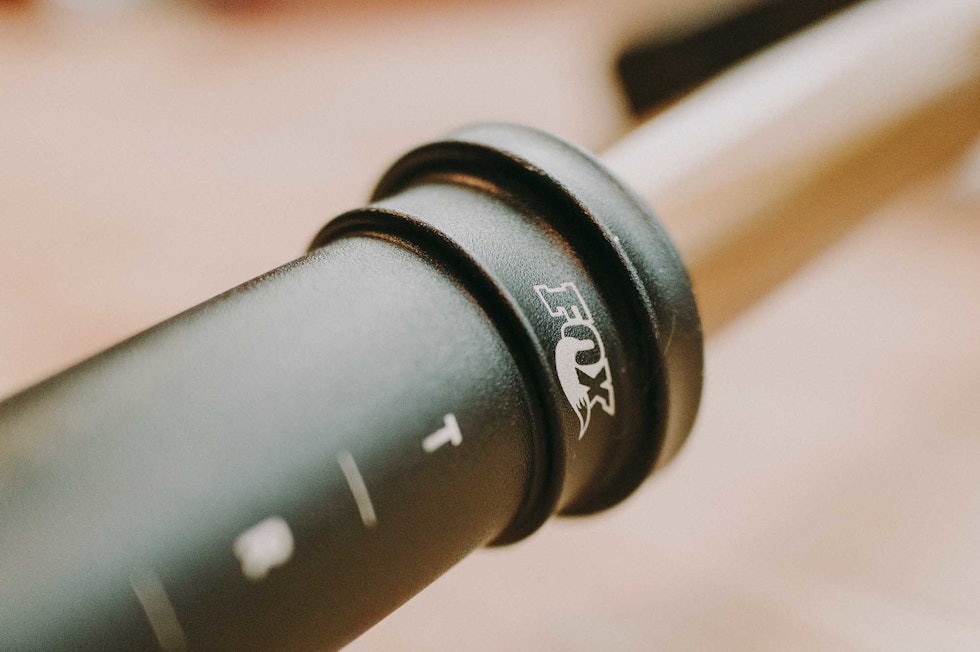 DEMPEGAFLER OG SETEPINNER: Fox Racing Shox lager både dempegafler og senkepinner til sykler. Foto: Kristoffer H. Kippernes fox racing shox demperservice