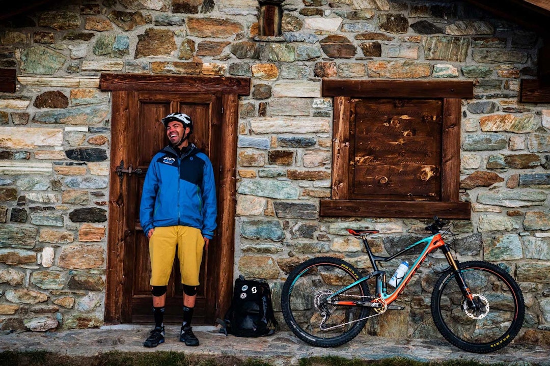 GUIDEN: Massimo Ferro har gjort levebrød av å vise frem Aosta-dalen til syklister.