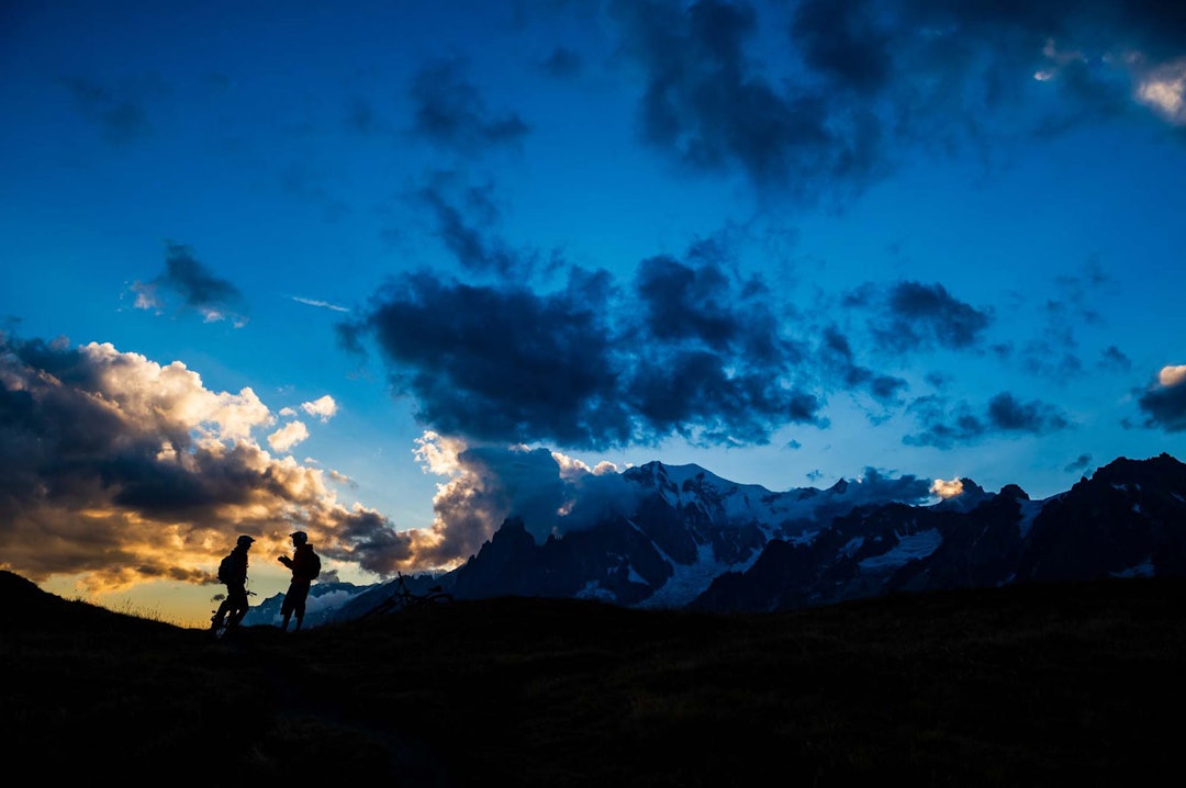 BLÅTIMEN: Ytterpunktene av døgnet kan være den beste tiden å tilbringe i fjellet. Syklistene tar en pust i bakken.