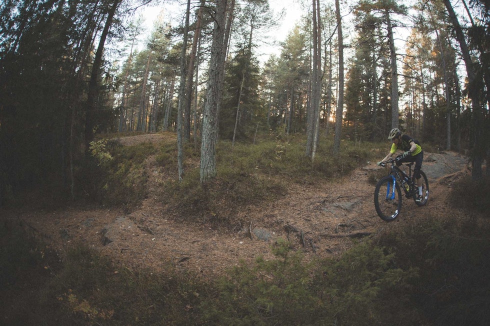 NED FRA VETTAKOLLEN: Øyvind Aas på en av de mange stiene i området rundt Vettakollen. Foto: Kristoffer H. Kippernes vettakollen oslo stisykling tips