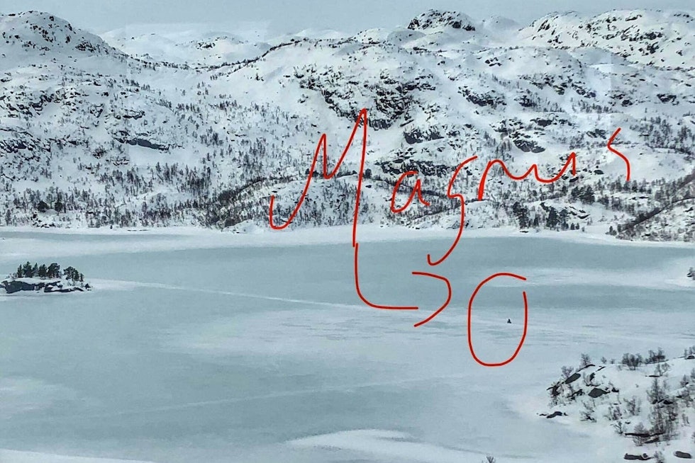 STORE VANN: Lørdagens tur var på 18 kilometer og krysset to større vann. Her er det Magnus Lindaas som sykler over isen. Foto: Gøran Strand Blavik Fatbike Haukeli