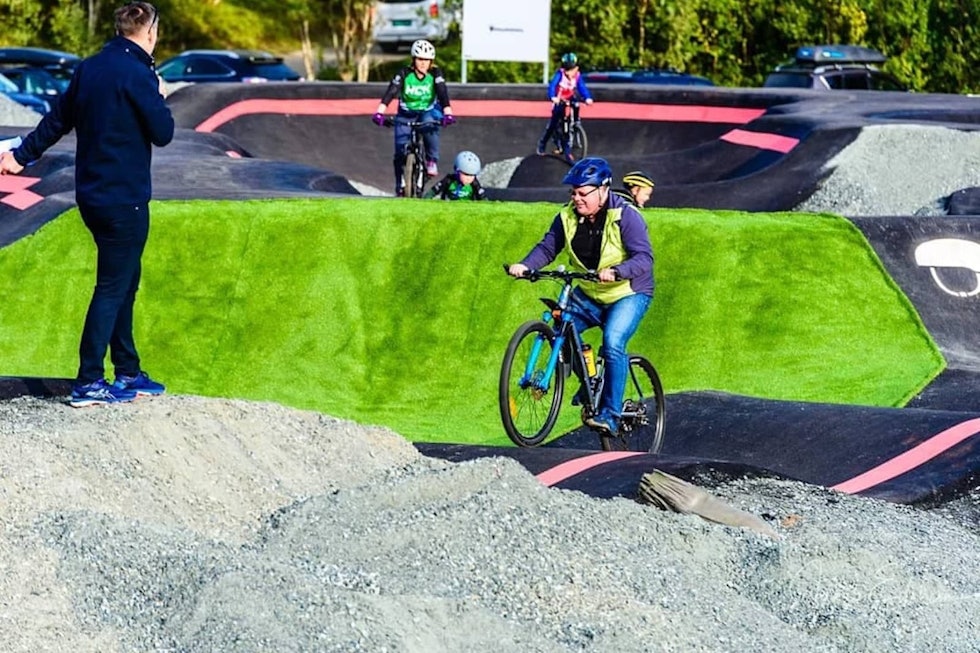 Rådmann Hugo Thode Hansen var en av mange som koste seg i den nye VM-sertifiserte pumptracken under åpningen av Blåbærhaugen sykkelpark i helga. Foto: Jacob Eitrheim Rådmann Hugo Thode Hansen var en av mange som koste seg i den nye VM-sertifiserte pumptracken under åpningen av Blåbærhaugen sykkelpark i helga. Foto: Jacob Eitrheim