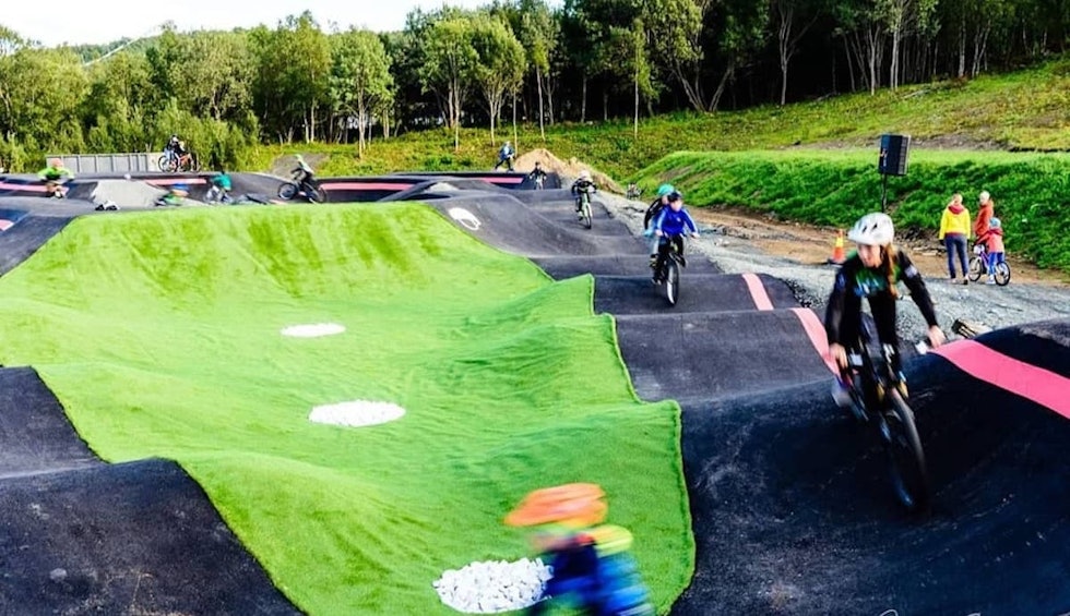 Over 50 barn bra Harstad CK var med å innvie det nye anlegget i Blåbærhaugen sykkelpark på lørdag. Foto: Jacob Eitrheim Over 50 barn bra Harstad CK var med å innvie det nye anlegget i Blåbærhaugen sykkelpark på lørdag. Foto: Jacob Eitrheim