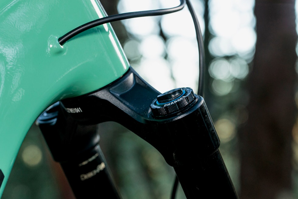 JUSTERBAR: Charger 2.1 RC2-demperenheten i Zeb Ultimate lar deg justere både høy- og lavfartskompresjon på toppen av gaffelbeinet. Justerbar charger 2.1 rc2