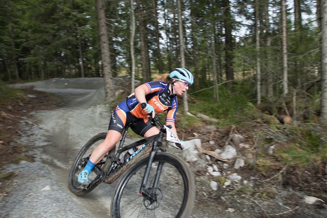 Rytterne jublet over flyten og elementene i det nye rundbaneanlegget på Veldre Sag, der det blir NM 2020. Her er Elisabeth Sveum på vei mot seier i rundbanerittet lørdag. Foto: Bengt Ove Sannes