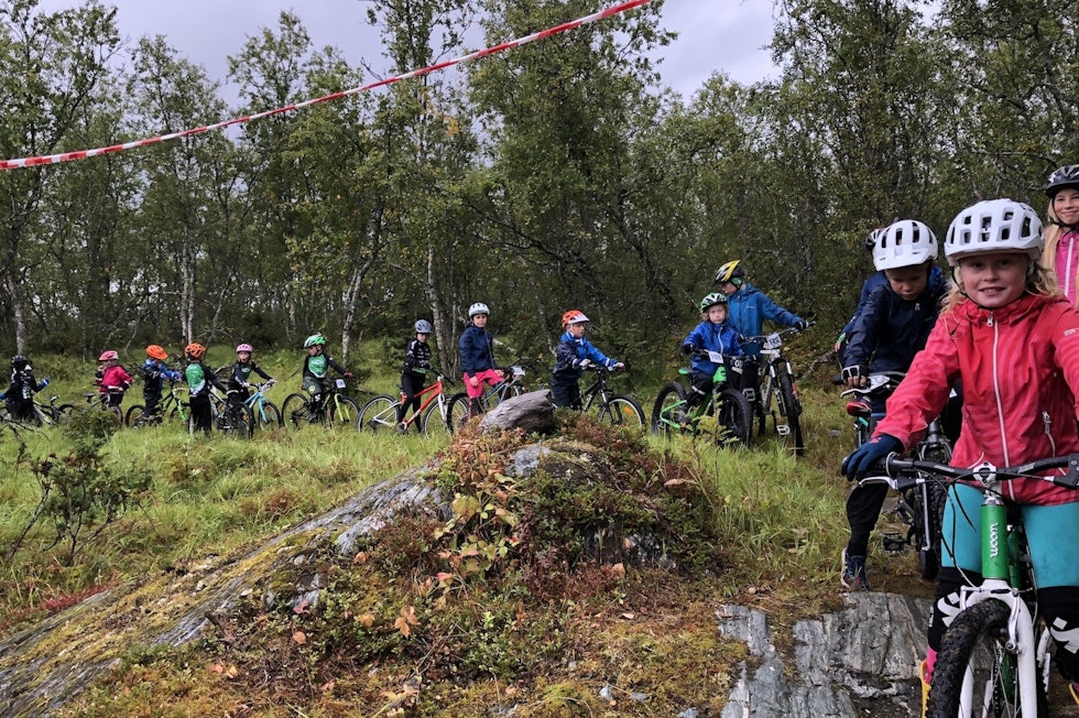 Det manglet ikke på iver eller sykkelglede i Kidduro, som ble arrangert for første gang i år som en del av Harstad Enduro. Foto: Tonje Mari Amundsen