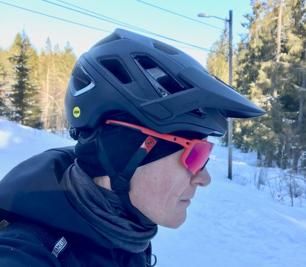 GOD PLASS: Brillestengene sitter fint over ørene uten å komme i konflikt med hjelmen. Lazer Jackal MIPS