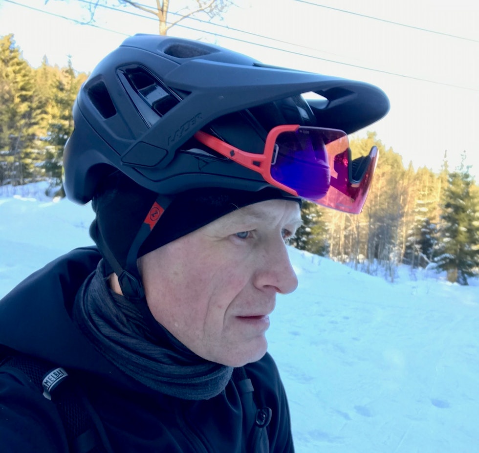 IKKE FUNKSJONELT: Det er krevende å få briller til å sitte trygt i hjelmhullene. Lazer Jackal MIPS