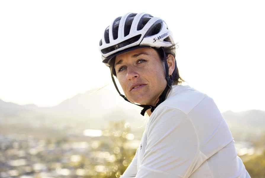 RÅSKINN: Lael Wilcox er en av de råeste ultra-syklistene i verden. Foto: SRAM lael wilcox kvinnedagen