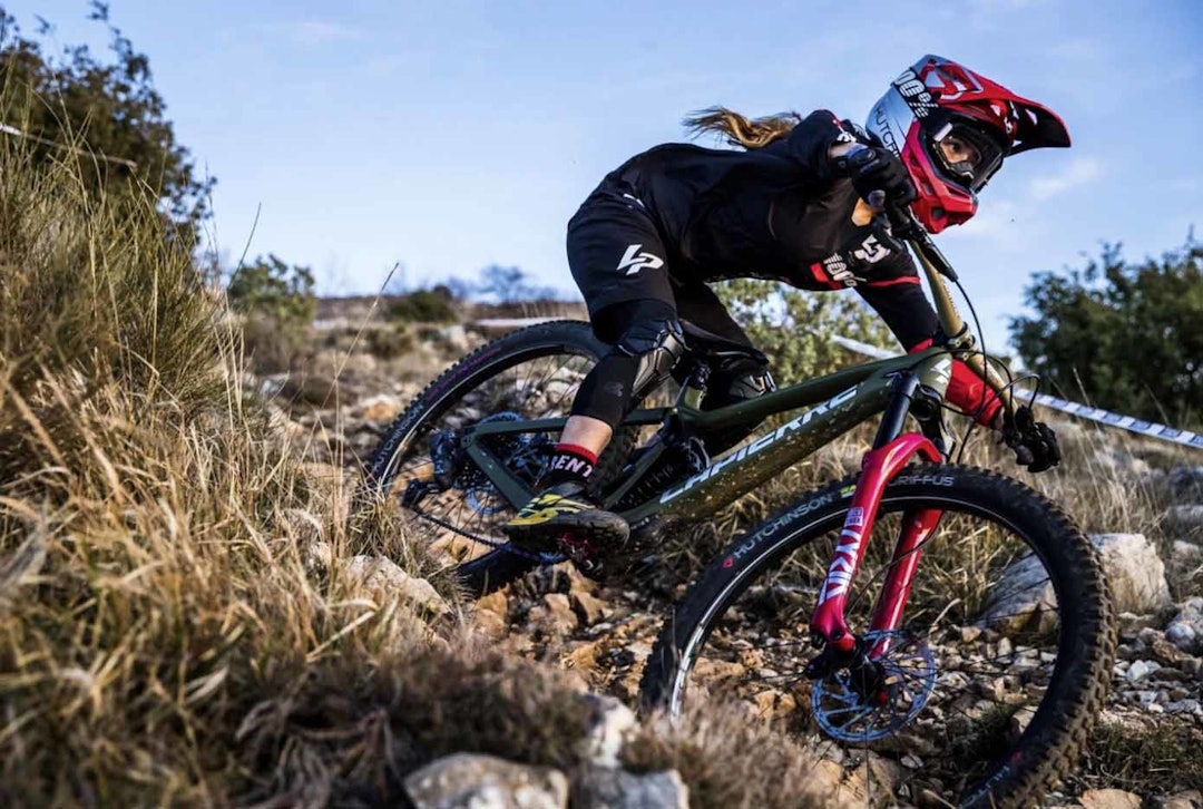EWS-DRONNING: Isabeau Courdier er blant de råeste i verden på endurosykling. Foto: SRAM isabeau courdier kvinnedagen SRAM