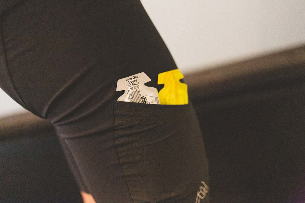 LETT Å NÅ: En shorts med lommer lett tilgjengelig kan gjøre det vesentlig enklere å få i seg næring uten å måtte ta hendene bak på ryggen.  Foto: Kristoffer H. Kippernes