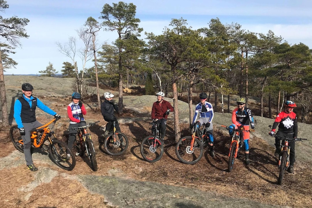 VINTERSYKLING: Søndagstur i Kjærrane i Kristiansand (fra venstre) Frode Karlsen, Hilde Sangesland Strædet, Ferdinand Fredriksen, Sondre Støle, Henrik Langeland Nilsen, Niklas Halvorsen og Piotr Lafsus. Foto: Privat Kjærrane Kristiansand stisykling