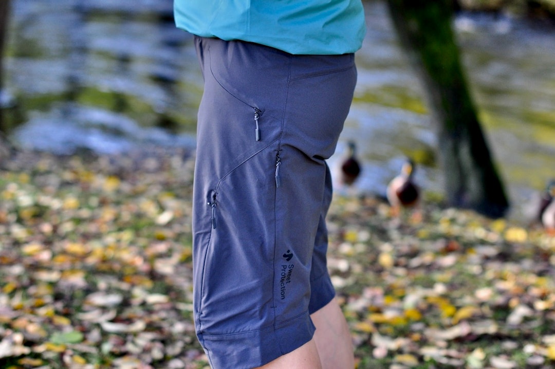 SKJULT LUFTING: Bak glidelåsen på siden av låret skjuler det seg en lufteluke med netting. Sweet Hunter