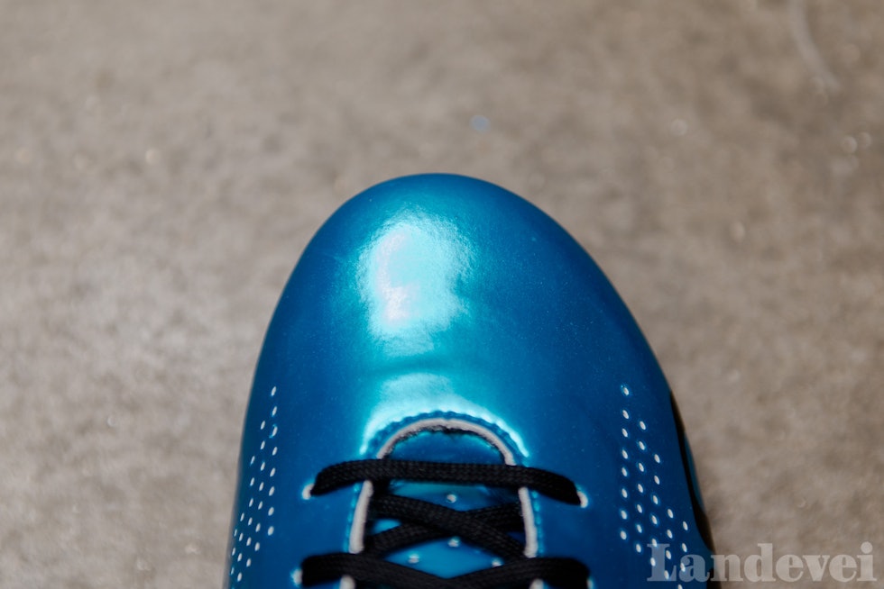 VENTILASJON: Selve skoen har bittesmå hull spredd over hele foten. Hullene er små, så det fungerer fint. 