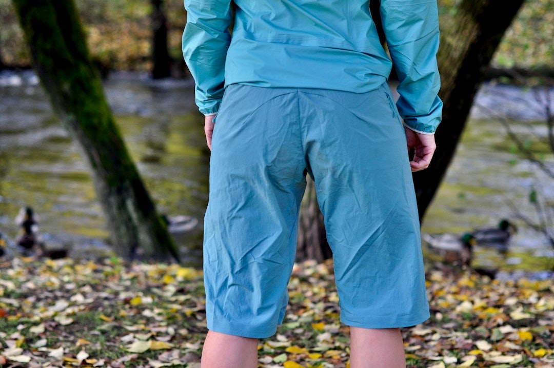 VID MEN GOD: 7Mesh Glidepath strammer ikke over lår eller hofte, men sitter likevel godt og gir maks bevegelsesfrihet. 7MESH GLIDEPATH SHORTS