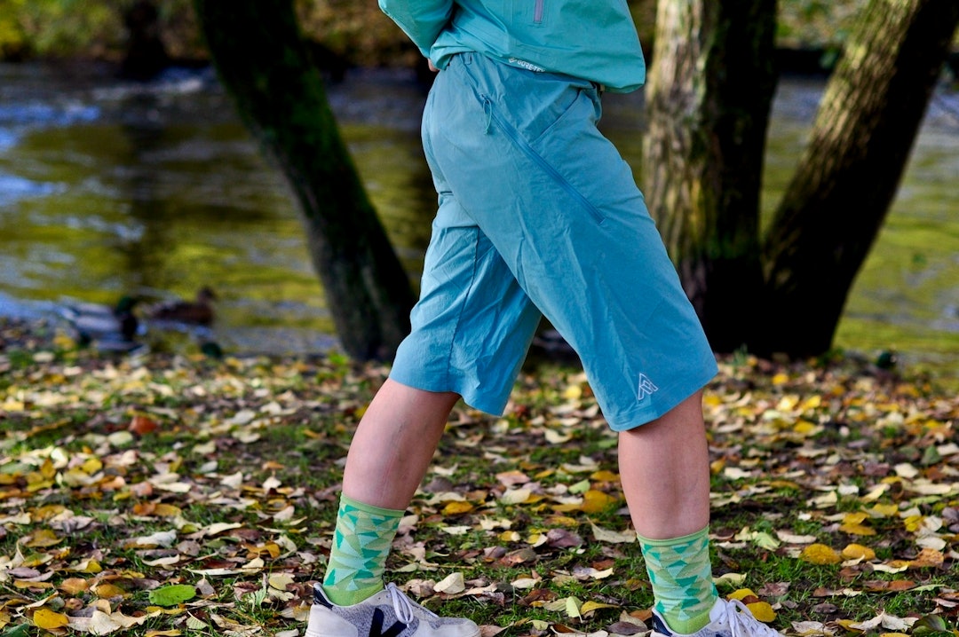 MINIMAL LOGOFØRING: Den lille 7Mesh-logoen nederst på låret er refleks. 7MESH GLIDEPATH SHORTS