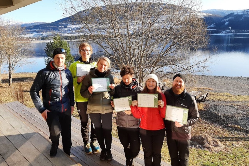 LEVEL 1: Denne gjengen har nettopp bestått nivå 1 i NMIG sin sykkelguideutdanning. Fra venstre: Instruktør Joar Wehle, Vegard Voll Bøyum, June Jansson, Petter Edvardsen Westgaard, Sol Idland og Øyvin Solstad. Foto: Kasper Madsen, Bike Beitostølen nivå 1 sykkelguide