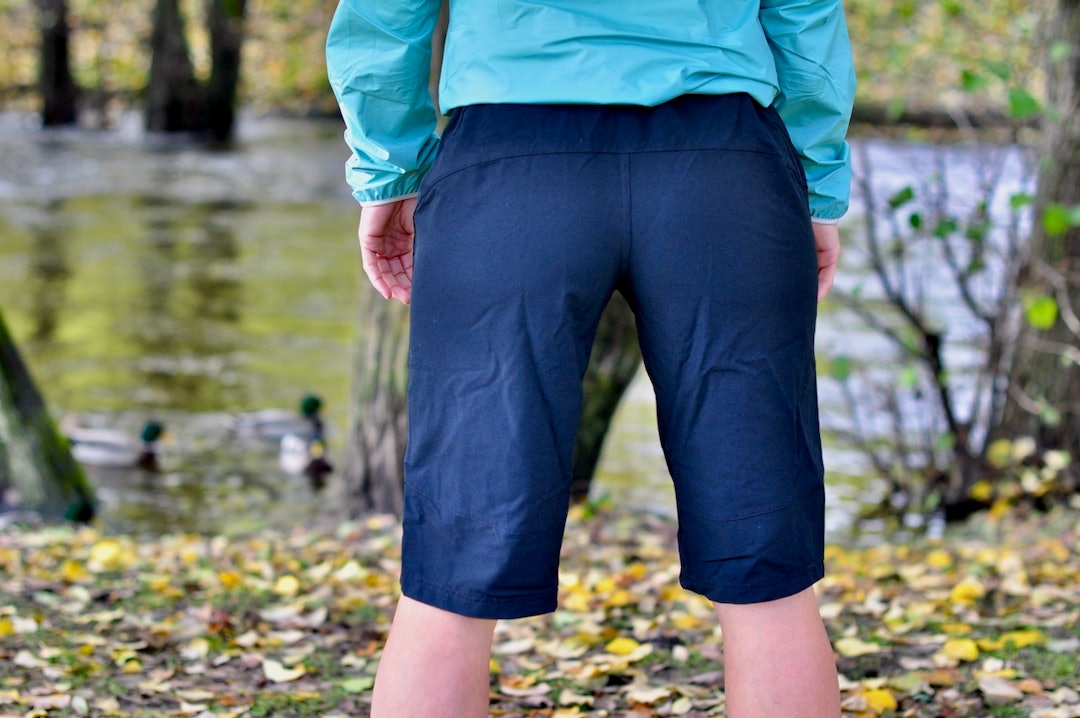 GOD PASSFORM: Specialized-shortsen har passe lengde og god vidde over hofte og lår. Stoffet beskytter godt. Specialized Andorra Pro