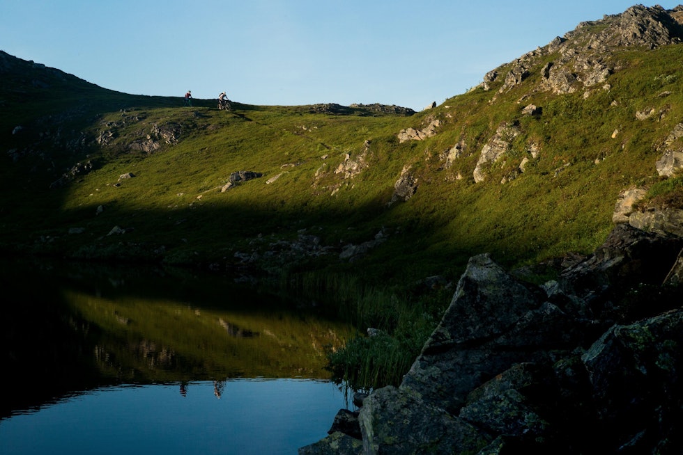 SPEILBILDE: Stien til Storhornet er spekket med variert landskap. Som innsjøen Anders og Finn Roar speiler seg i på vei ned.