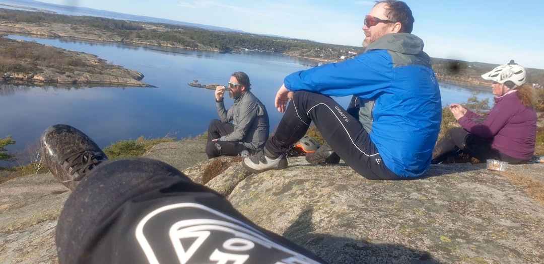 Vårlig stisykling i Fredrikstadmarka VÅR I LUFTA: Søndagens stitur i til Blåsopp ved Fredrikstad bød på vårfølelsen. Foto: Pål Grotnes