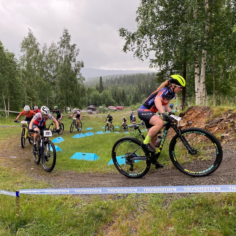 ELISABETH I TET: Helene Marie Fossesholm - her nummer tre, kjempet om seieren med Elisabet Sveum som tok starten. Her med regjerende norgesmester Marit Sveen på andreplass. Foto: Bengt Ove Sannes Elisabeth Sveum leder foran Marit Sveen og Helene Fossesholm