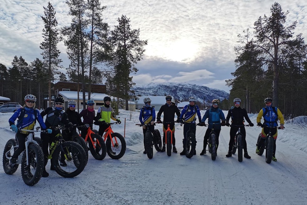 GRUPPETUR: Ida Bøthun hadde med seg et dusin fatbikesyklister gjennom løypa til Arctic Alta Fatbike på lørdag. (Fra venstre) Celine Severinsen, Veronica Kristiansen, Charlotte Åsland, Britt Elin Farstad, Karl Oscar Farstad, Jim Daniel Pettersen, Verner Larsen, Espen Åsland, Pål-Einar Thomassen, Stian Kjellmann Larsen og Chris kjellmann Larsen. Foto: Ida Bøthun Arctic Alta Fatbike 2021