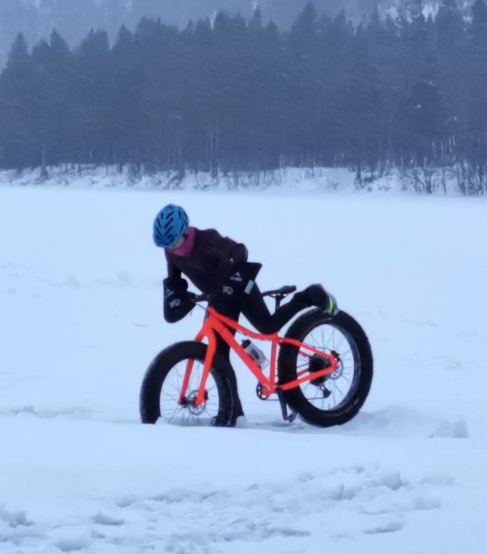 BRÅSTOPP: Tidvis syklet gruppa til Ida Bøthun over 20 km/t, andre steder gikk det ikke like radig. Foto: Ida Bøthun Arctic Alta Fatbike 2021
