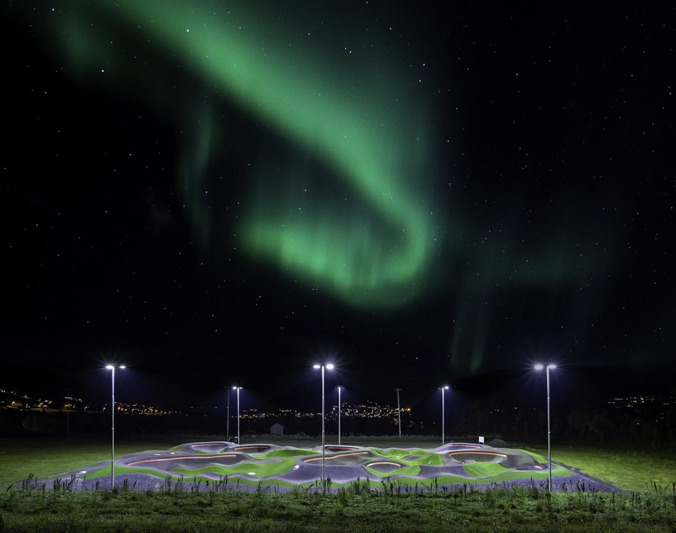 STORSTILT SYKKELPARK: Harstad Bike Park har allerede fått på plass flere deler av anlegget, inkludert et lydlagt pumtrackanlegg i verdensklasse. Foto: Tomas Rolland Harstad Bike Park oversikt