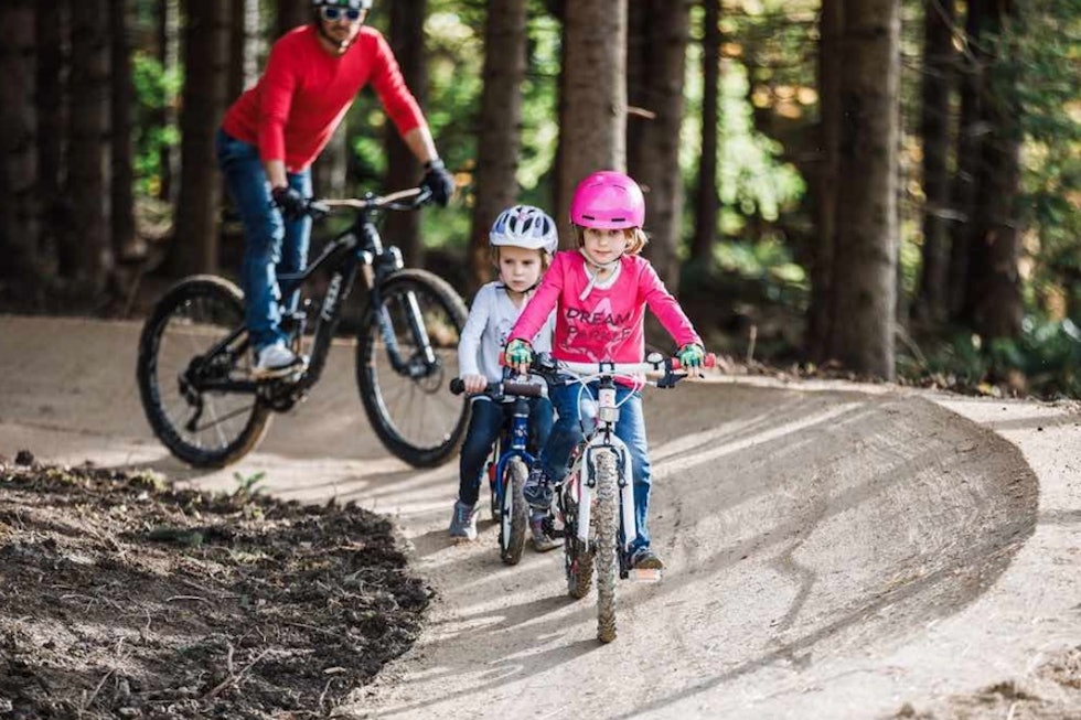 FOR ALLE: Det skal bygges ti kilometer med tilrettelagte stier i Harstad Bike Park i år. Foto: Velosolutions Harstad Bike Park stisykling